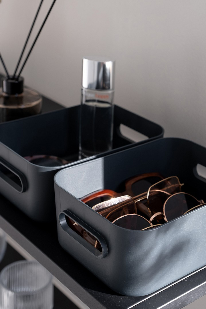 SmartStore Comfort storage boxes with sunglasses in