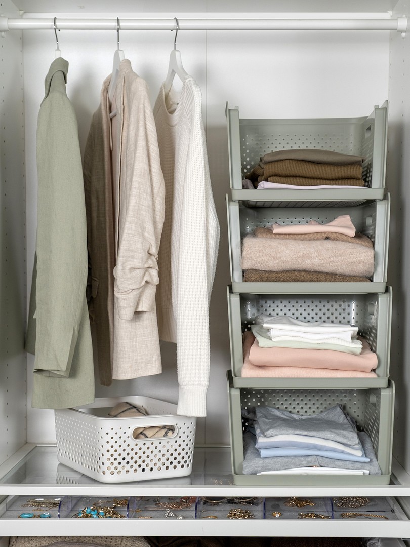 A wardrobe with SmartStore Essence storage baskets