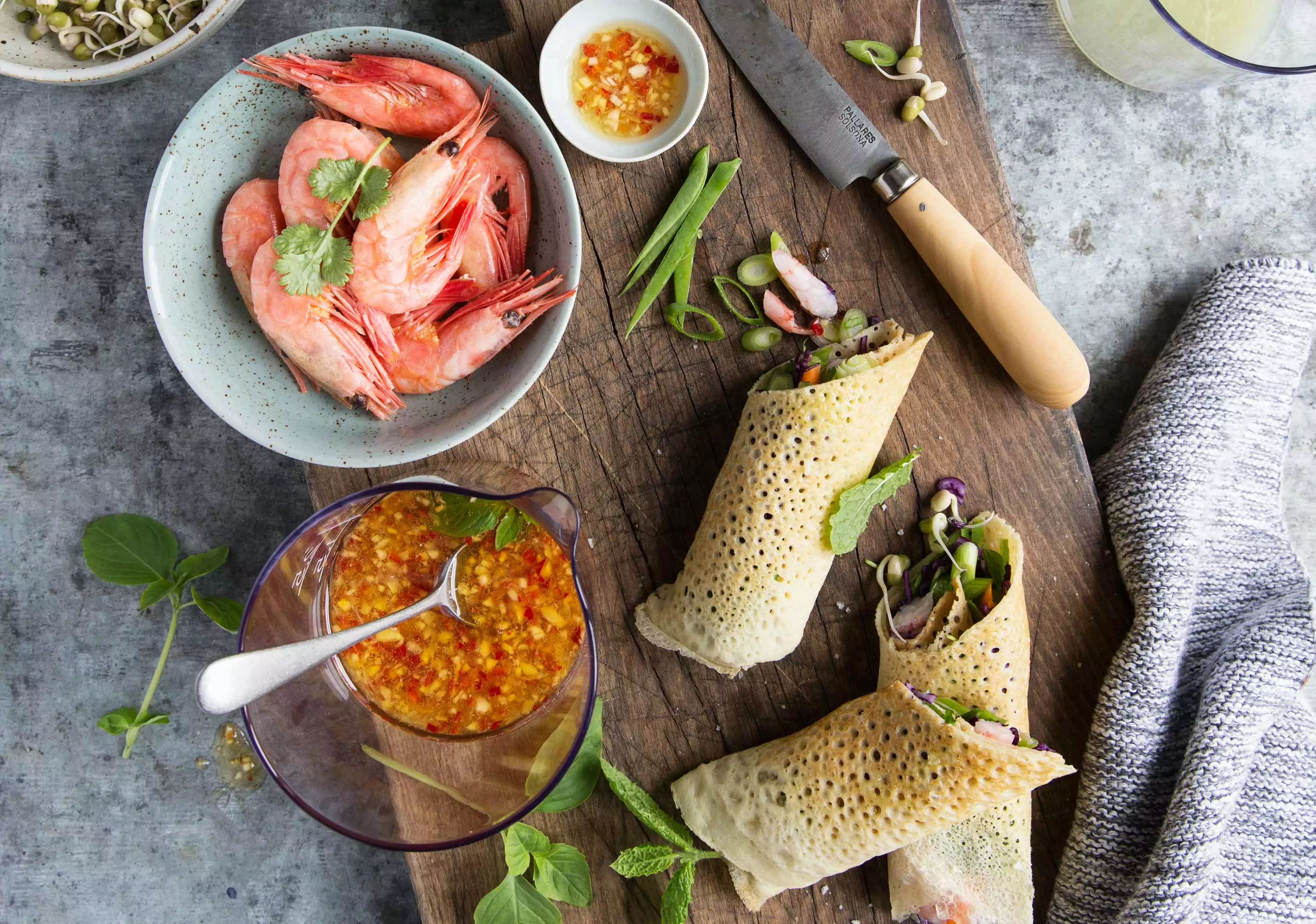 Asian crêpes with shrimps and spicy thai dressing Asian crêpes with shrimps and spicy thai dressing